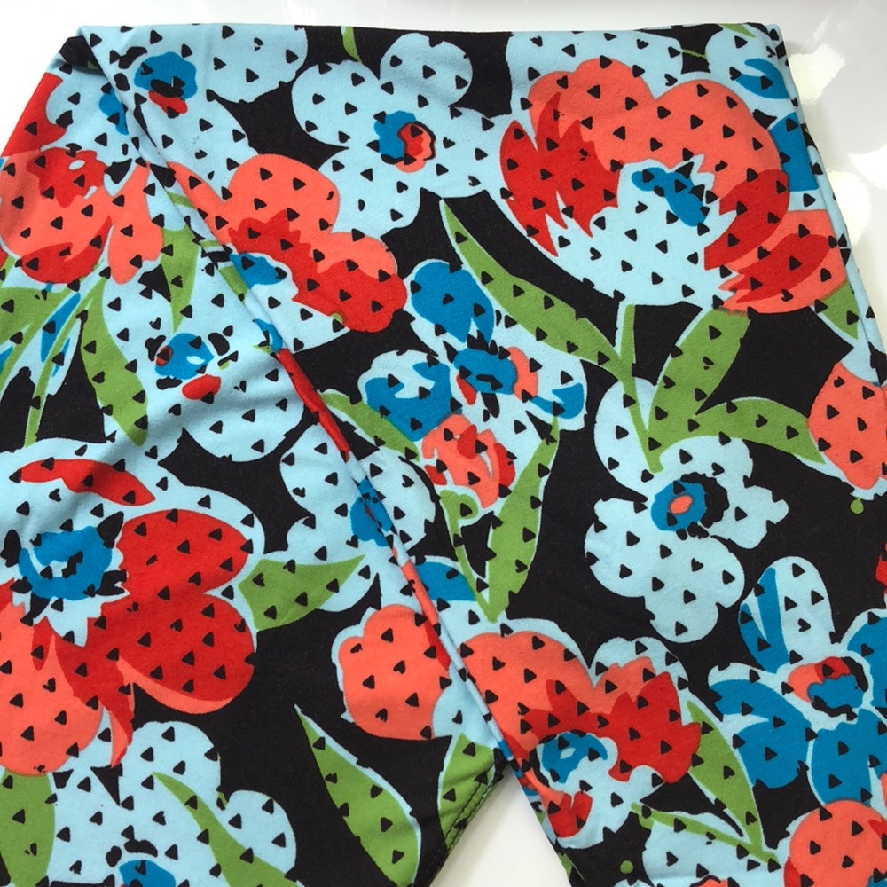 LuLaRoe Tall & Curvy Leggings
